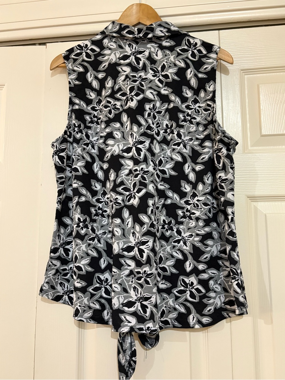 Cool Fred David Black & White Floral Collared Button-Front Tie-Hem Top - Picture 3 of 9